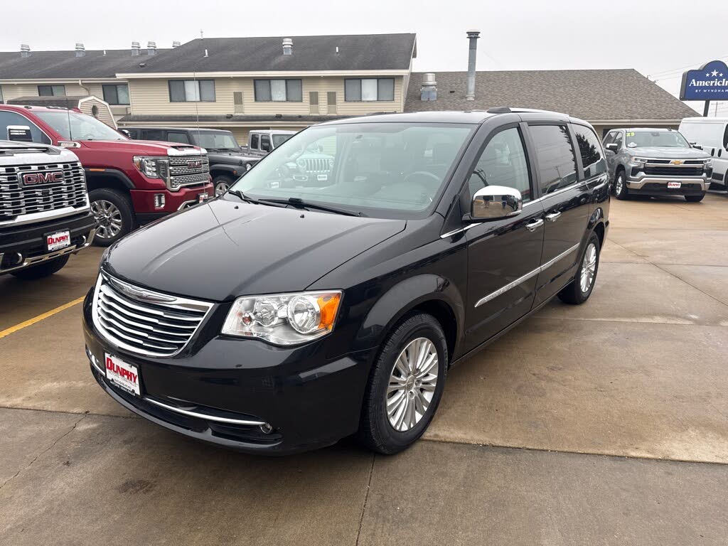 2016 Chrysler Town & Country Limited FWD