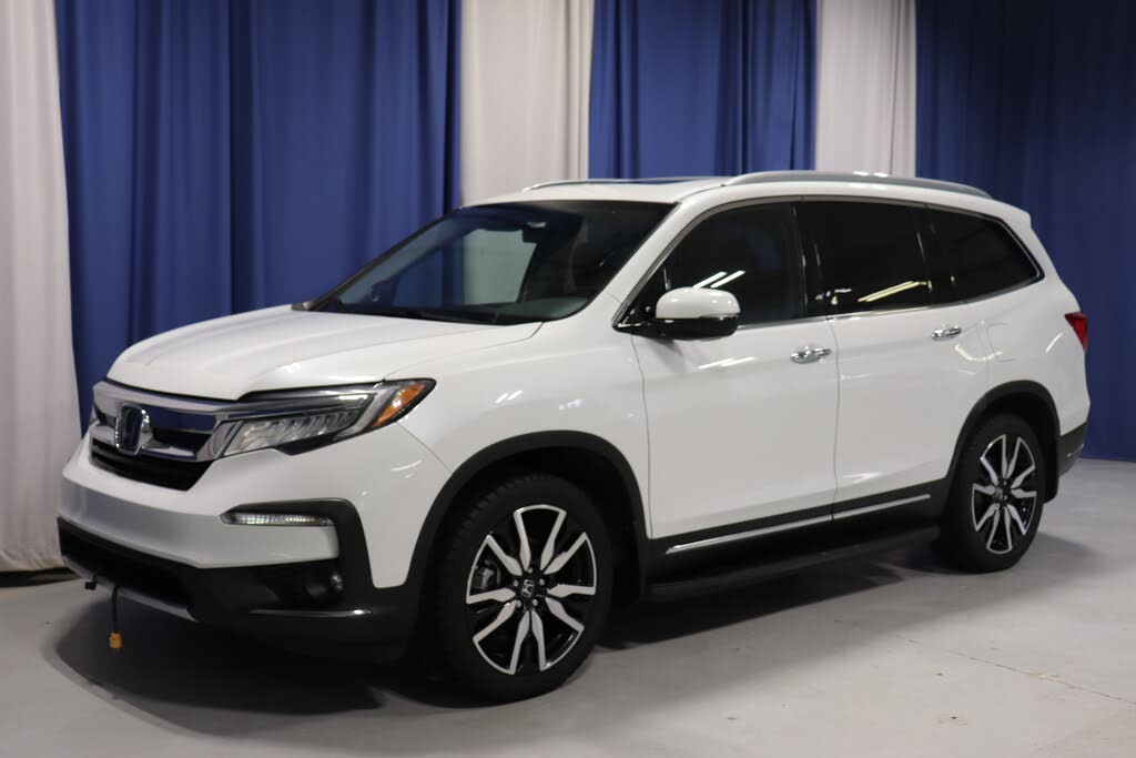 2020 Honda Pilot Touring AWD with Rear Captain's Chairs
