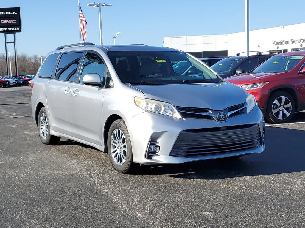 2018 Toyota Sienna XLE 7-Passenger FWD with Auto-Access Seat