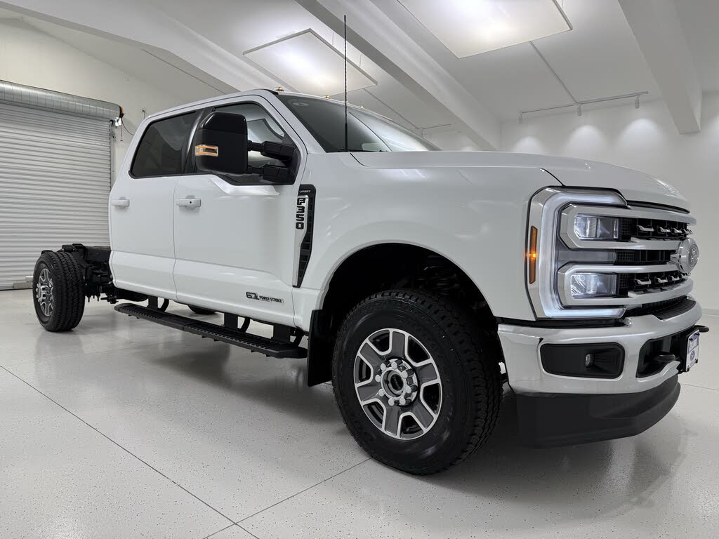 2025 Ford F-350 Super Duty Chassis Lariat Crew Cab 4WD