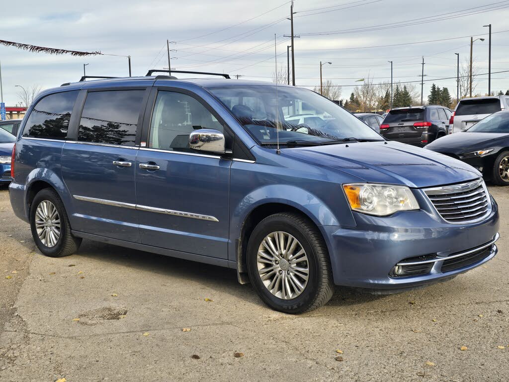 2012 Chrysler Town & Country Limited FWD
