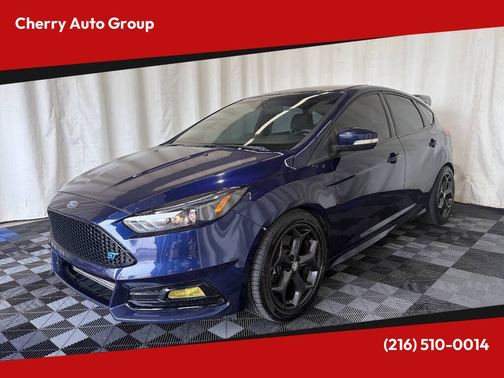 Kona Blue 2017 Ford Focus Hatchback Front-Wheel Drive 6-Speed Manual