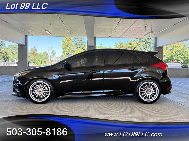Black 2016 Ford Focus Hatchback Front-Wheel Drive 6-Speed Manual