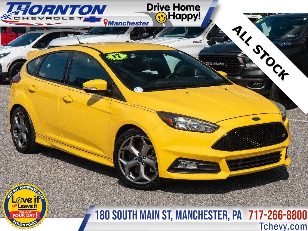 Triple Yellow Metallic Tri-coat 2017 Ford Focus Hatchback Front-Wheel Drive 6-Speed Manual