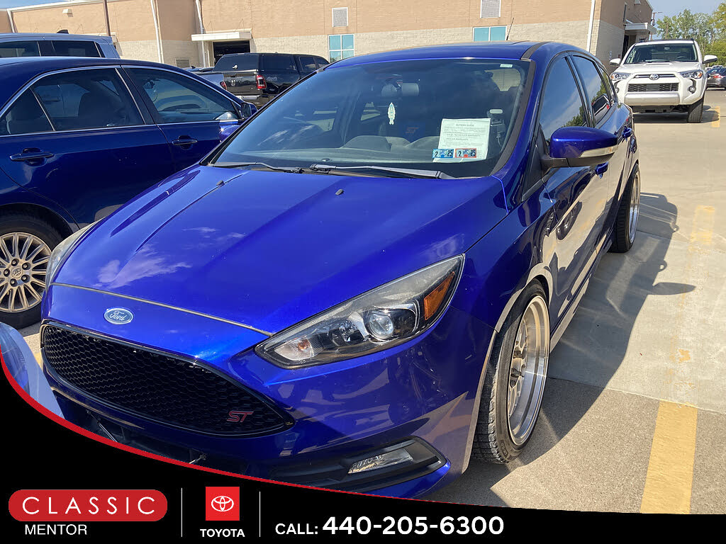 Performance Blue 2015 Ford Focus Hatchback Front-Wheel Drive 6-Speed Manual