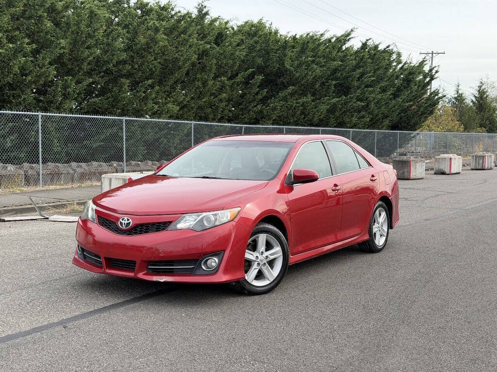 Barcelona Red Metallic 2014 Toyota Camry Sedan Front-Wheel Drive 6-Speed Automatic