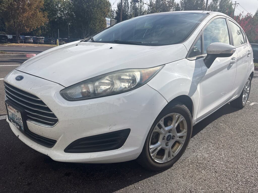 Oxford White 2016 Ford Fiesta Hatchback Front-Wheel Drive 6-Speed Automatic