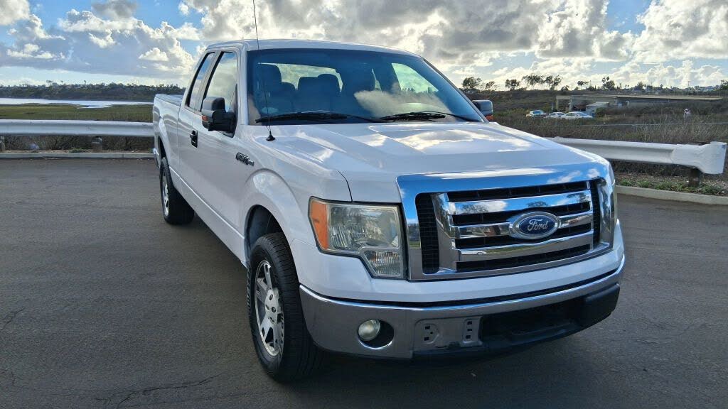 White 2011 Ford F-150 Pickup Truck 4X2 6-Speed Automatic Overdrive