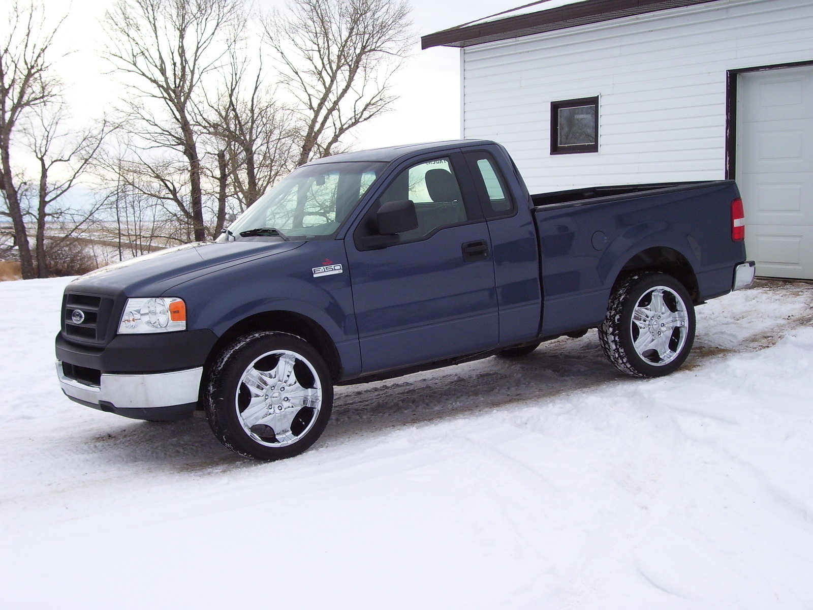 What engine sizes does the 1994 Ford F150 XLT offer?