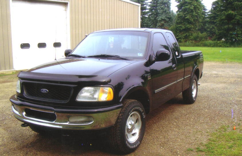 What engine sizes does the 1994 Ford F150 XLT offer?