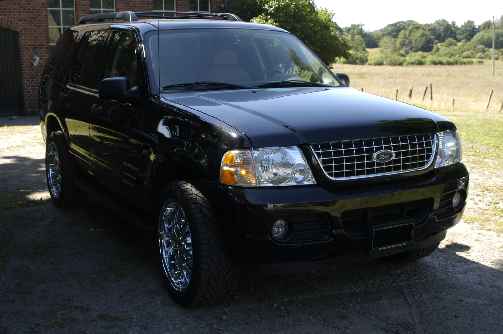 Tricked out 2003 ford explorer #3
