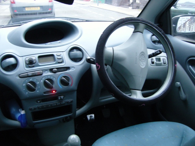 2000 Toyota Yaris - Interior Pictures -