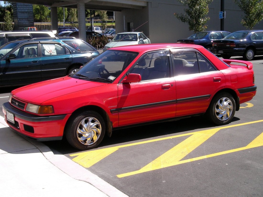 Mazda familia книга