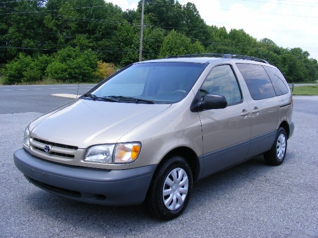 2000 toyota sienna van