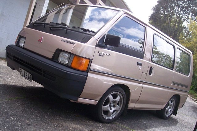 mitsubishi minivan 1990