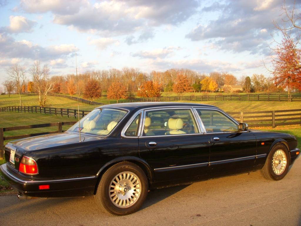 Jaguar XJ сбоку