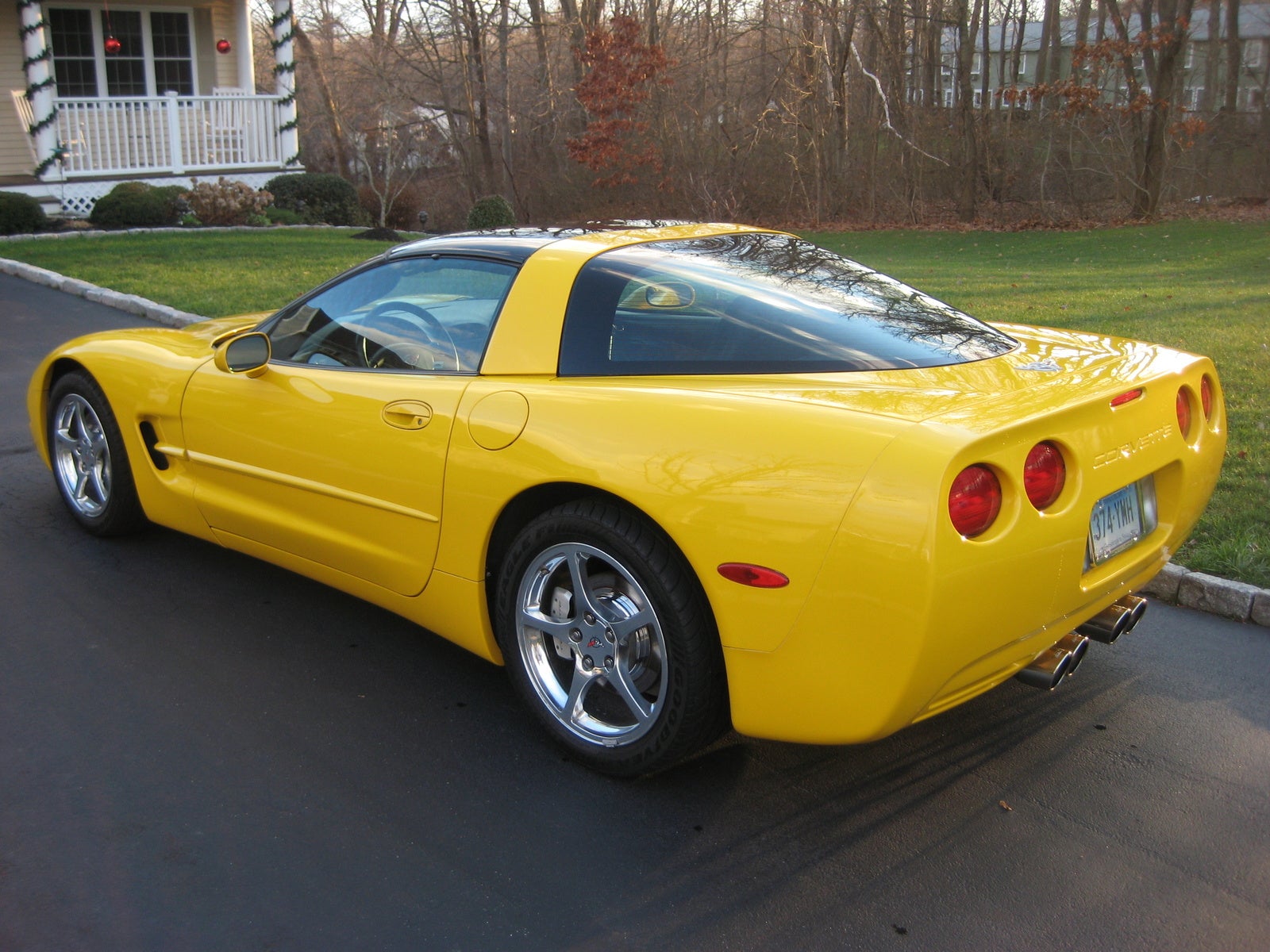 Амбер авто цена. Chevrolet Corvette 2003. Chevrolet Corvette 2000. Шевроле Корвет 2000 жёлтый. Chevrolet Corvette c5.