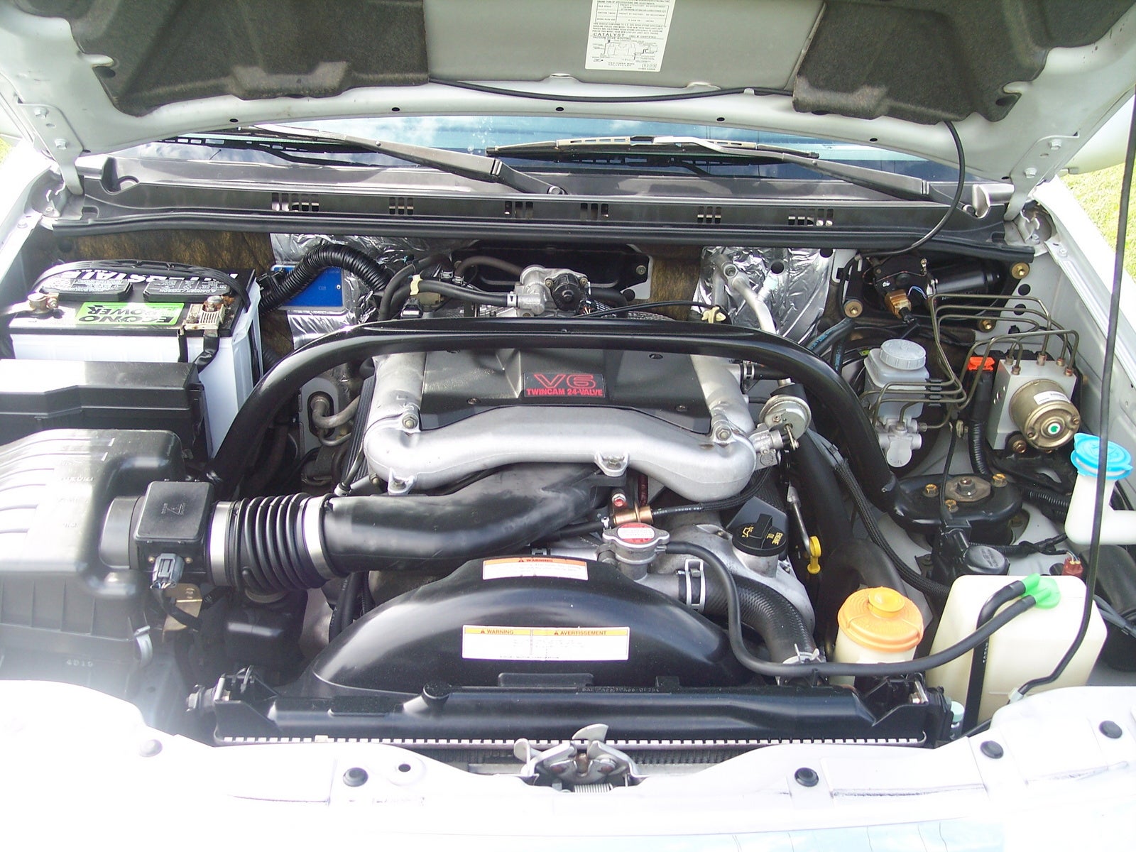 Ремонт двигателя сузуки. Двигатель Сузуки xl7. Двигатель Suzuki XL 7. Сузуки Гранд Витара хл7 подкопотом.
