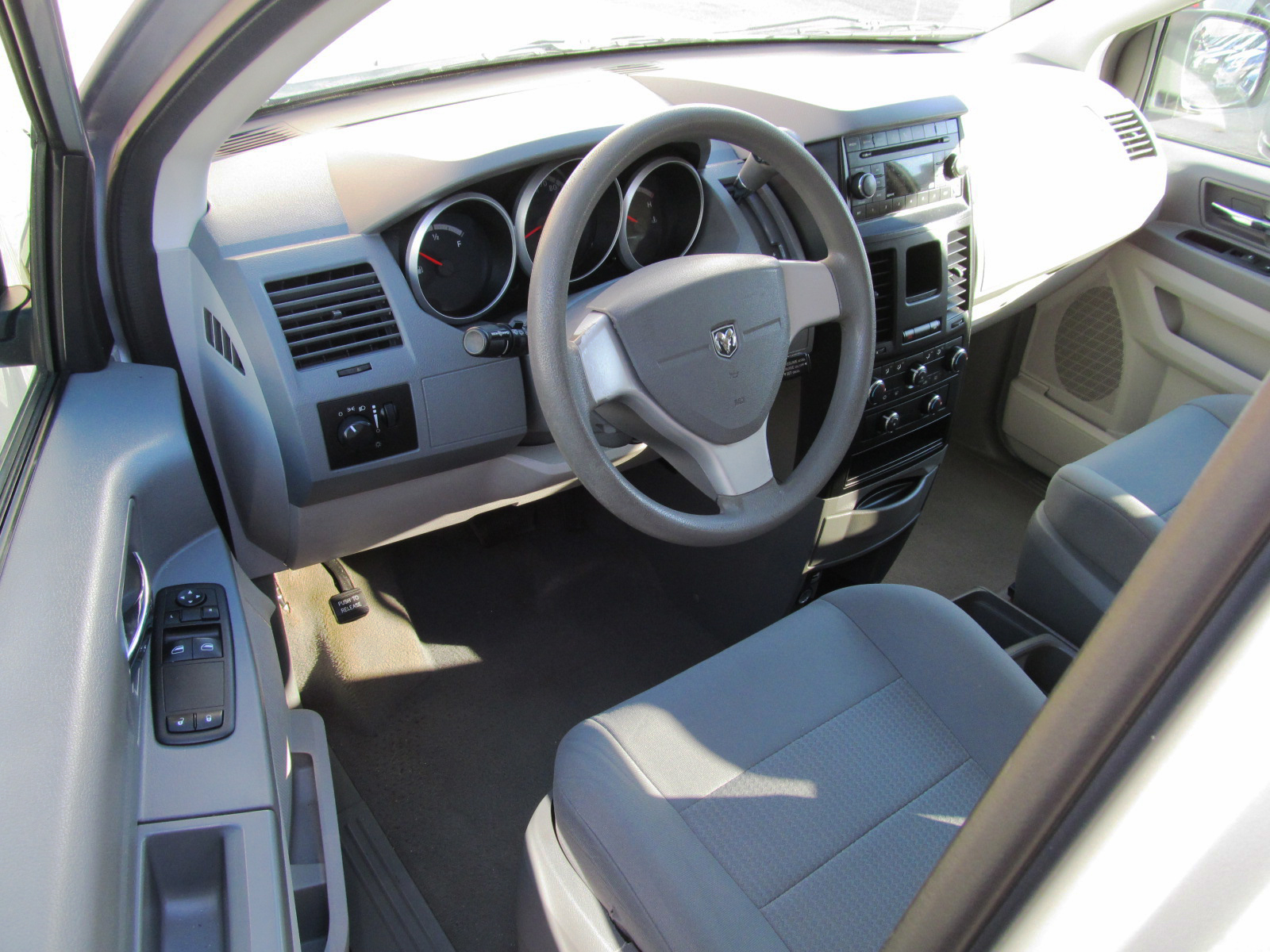 Dodge Caravan 2010 салон