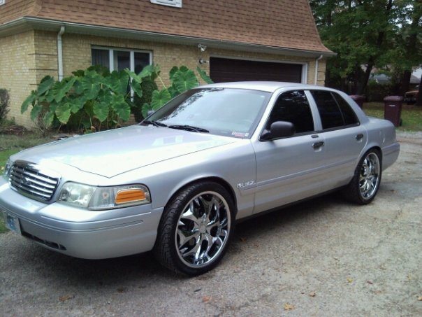 2003 Ford crown victoria lx sport features