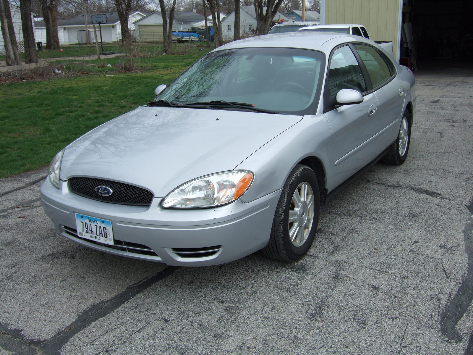 2005 Ford taurus sel length