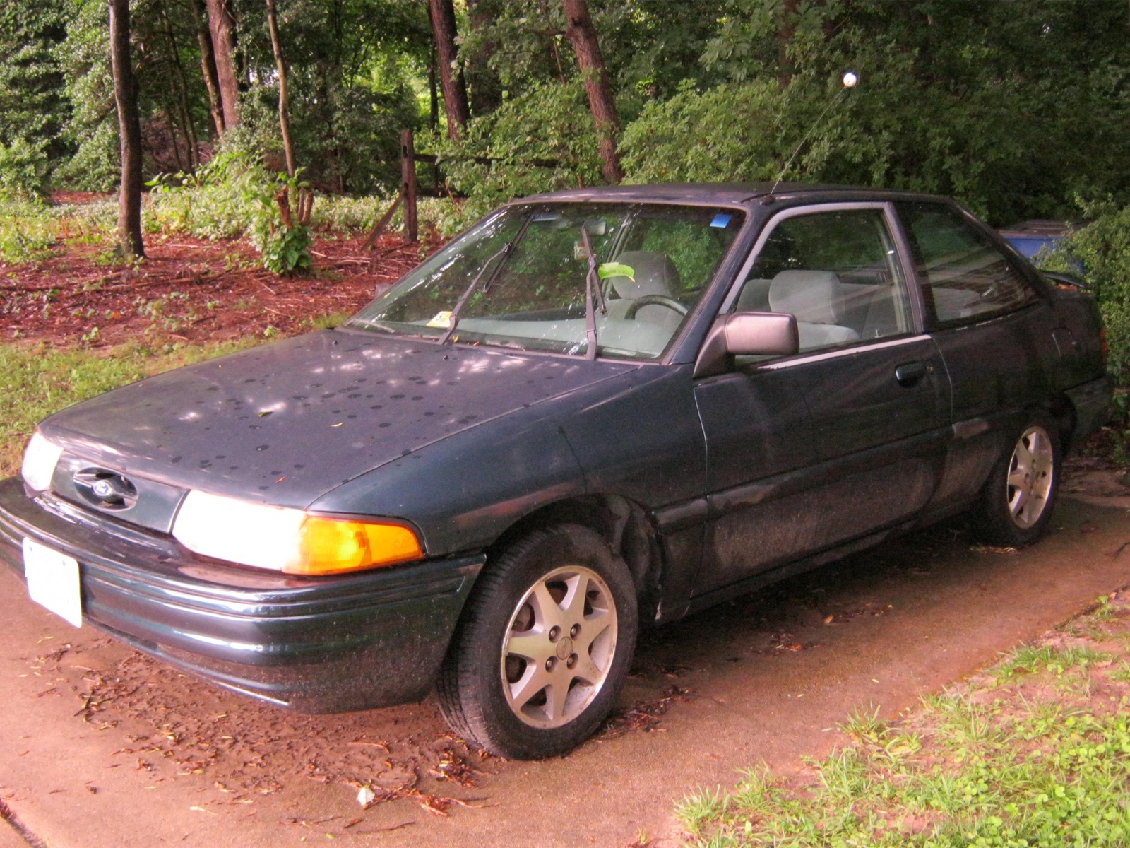 1996 Ford escort lx 4 door hatchback #2