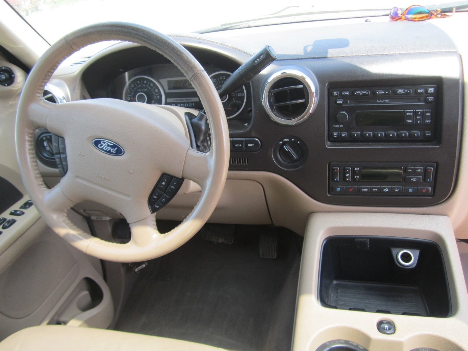Interior of 2005 ford expedition