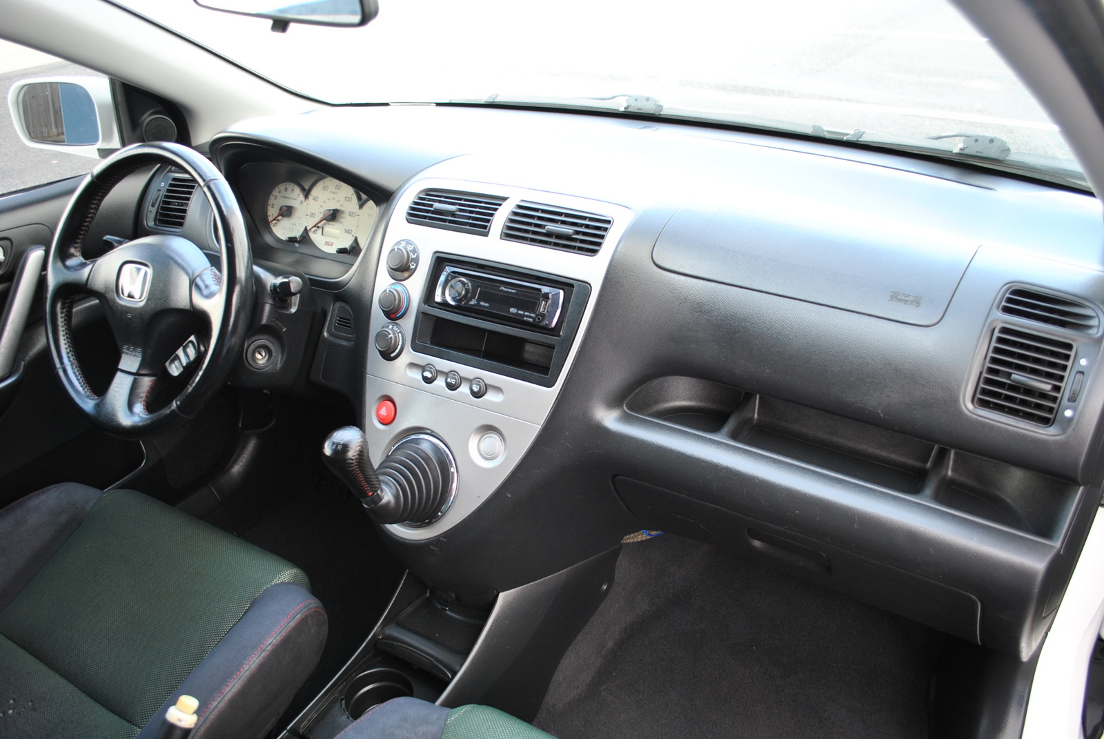 https://static.cargurus.com/images/site/2013/07/21/15/39/2002_honda_civic_si_hatchback-pic-1185183516465250712.jpeg