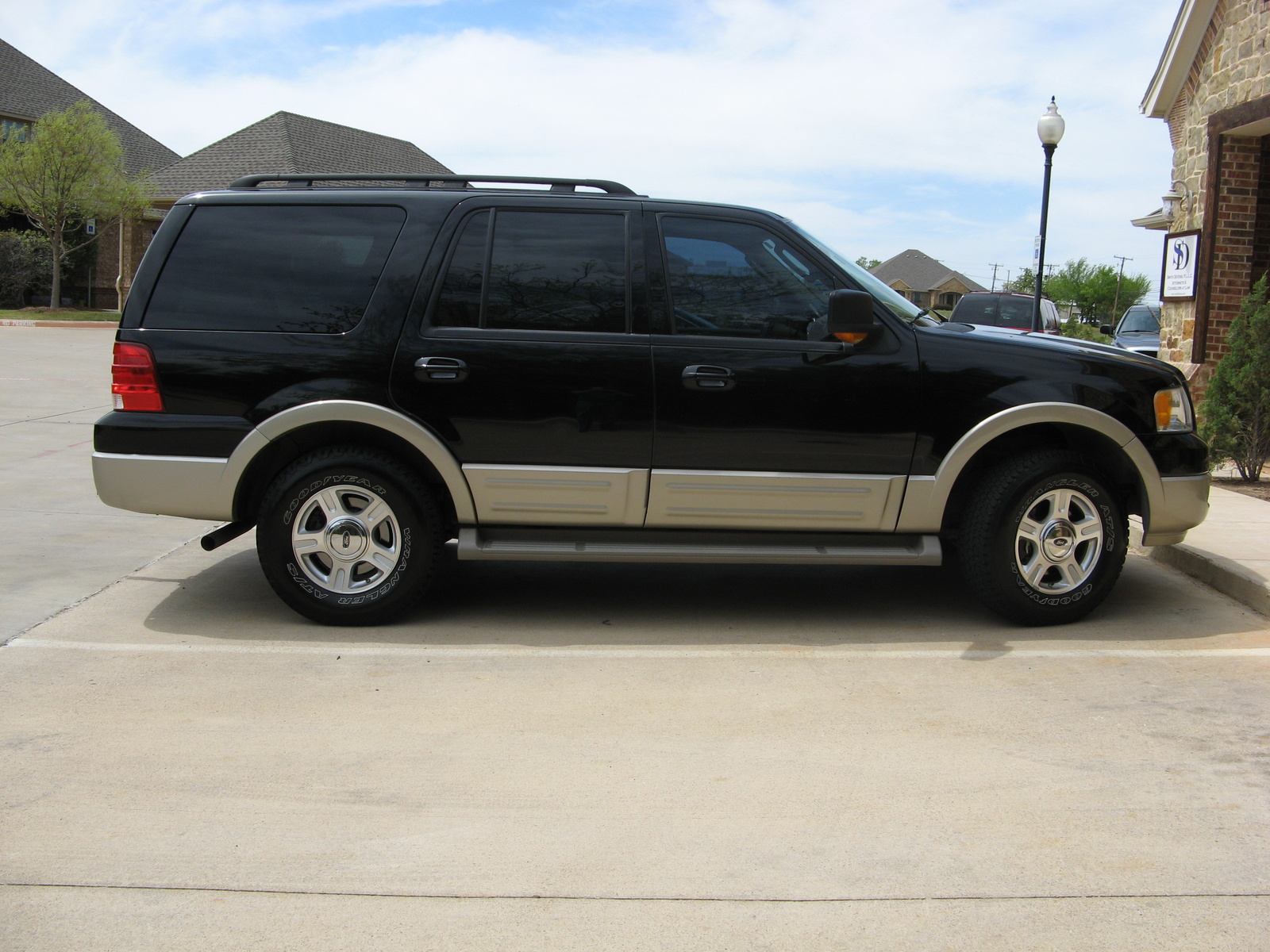 Width of a 2005 ford expedition #4
