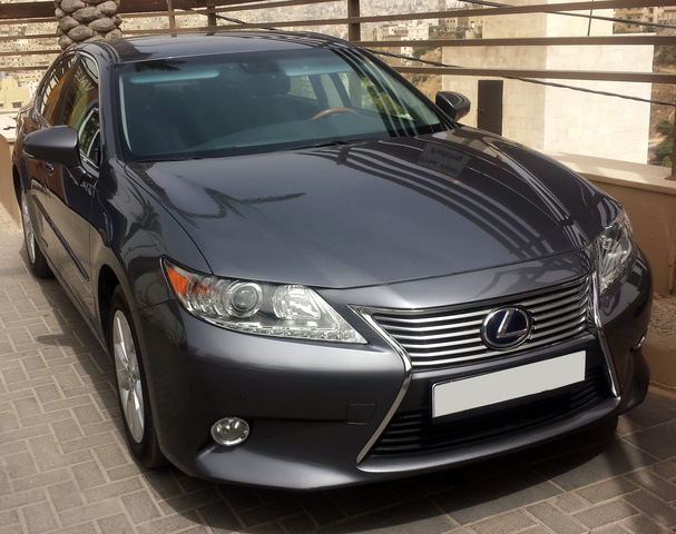https://static.cargurus.com/images/site/2016/06/13/06/21/2013_lexus_es_300h-pic-1225907011259005005-640x480.jpeg