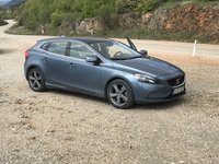 2017 Volvo V40 Overview