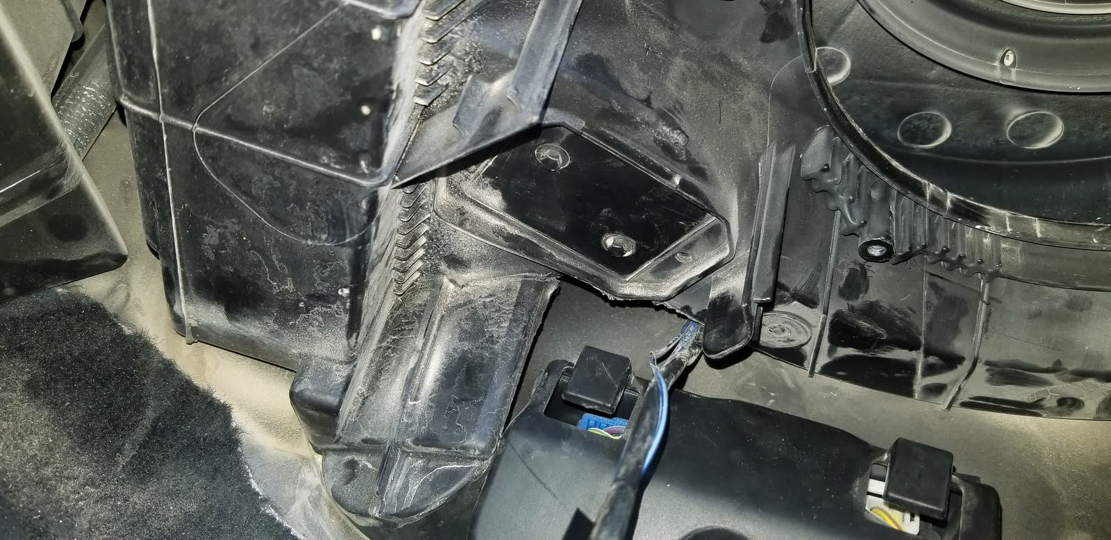 2001 dodge ram, 1500 sport, how do I bypass these two wires for new radio?  are they just 12 V power wires for amps? : r/2ndgenDodge