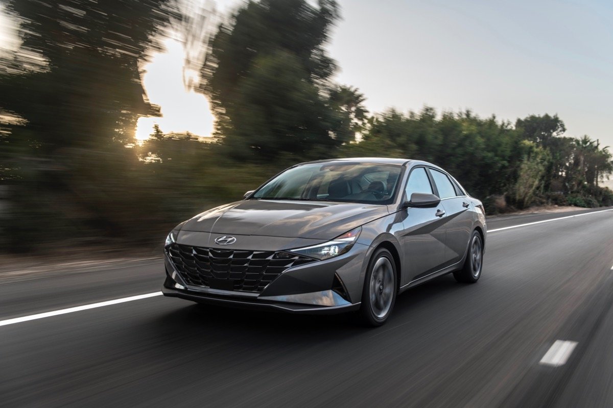 2021-hyundai-elantra-hybrid-test-drive-review-cargurus-ca